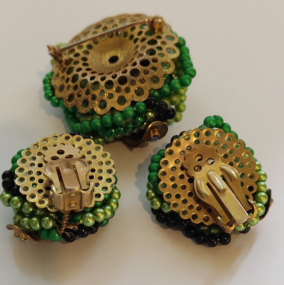 Vibrant Mid Century Green Beaded Pin-wheel Brooch and Earrings - Picture 5 of 12